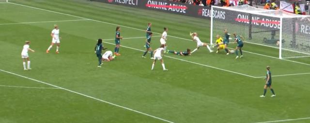 Kadın futbolcu, İngiltere'ye Avrupa kupasını getiren golü attıktan sonra formasını çıkarıp çılgınca sevindi