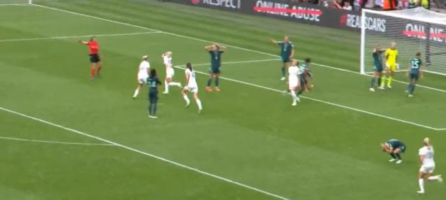 Kadın futbolcu, İngiltere'ye Avrupa kupasını getiren golü attıktan sonra formasını çıkarıp çılgınca sevindi
