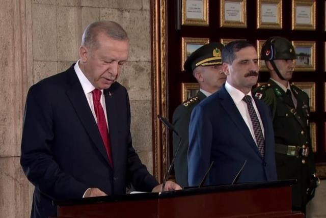 Anıtkabir'i ziyaret eden Erdoğan, anı defterine bu notu düştü: Türkiye, bölgesinin istikrar ve güven abidesi olarak yükselişini sürdürmektedir