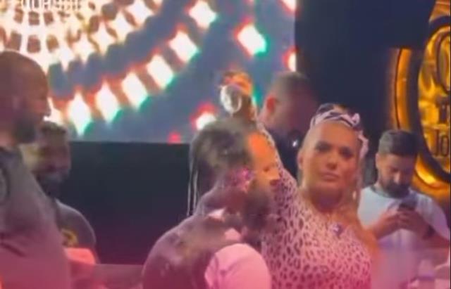 Gökhan Özoğuz'dan garsonun başında içki döken Demet Akalın'a tepki: Tıynetsiz ve seviyesiz Gökhan Özoğuz'dan garsonun başında içki döken Demet Akalın'a tepki: Tıynetsiz ve seviyesiz