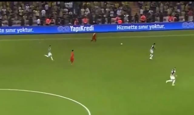 Taraftar az kalsın sahaya iniyordu! Fenerbahçeli Gustavo Henrique'den son dakikada çıldırtan hareket