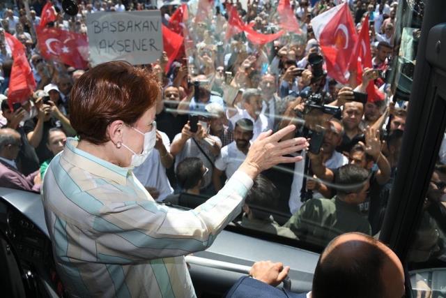 'Siyasetçi velinimetine terörist diyebilir mi' diyen Meral Akşener: Siyasetçiler sürekli birbirine laf çakıyor 'Siyasetçi velinimetine terörist diyebilir mi' diyen Meral Akşener: Siyasetçiler sürekli birbirine laf çakıyor