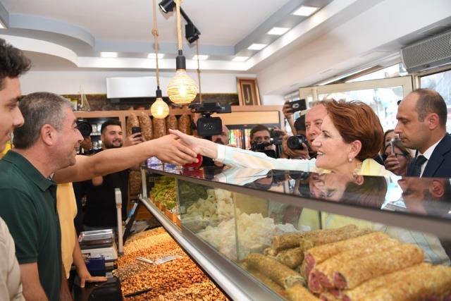 'Siyasetçi velinimetine terörist diyebilir mi' diyen Meral Akşener: Siyasetçiler sürekli birbirine laf çakıyor 'Siyasetçi velinimetine terörist diyebilir mi' diyen Meral Akşener: Siyasetçiler sürekli birbirine laf çakıyor