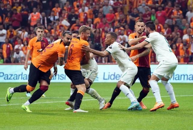 Aslan sezonun ilk yenilgisini taraftarı önünde aldı! Galatasaray, Giresunspor'a 1-0 yenildi Aslan sezonun ilk yenilgisini taraftarı önünde aldı! Galatasaray, Giresunspor'a 1-0 yenildi