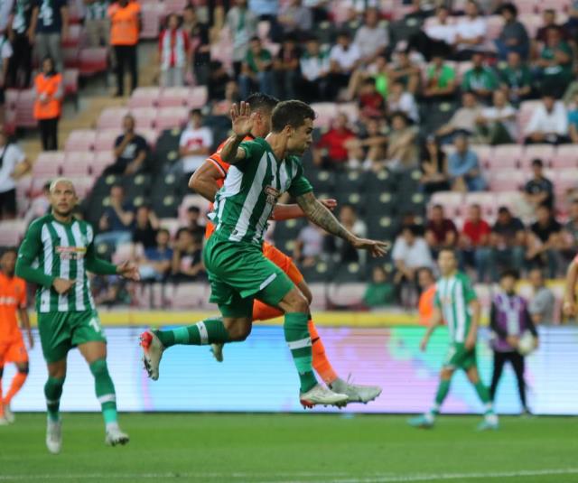 Eskişehir'de gol sesi çıkmadı! Başakşehir-Konyaspor maçı golsüz eşitlikle sonuçlandı Eskişehir'de gol sesi çıkmadı! Başakşehir-Konyaspor maçı golsüz eşitlikle sonuçlandı