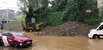 Kağıthane'de sokaklar göle döndü, vatandaşlar yürümekte güçlük çekti
