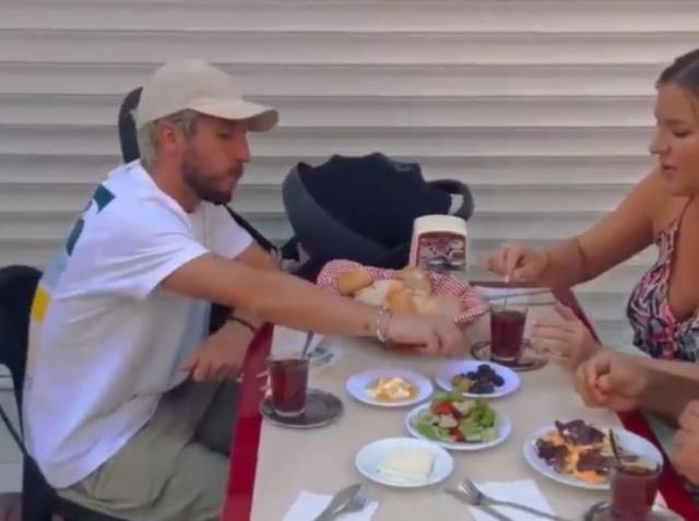 Çay içtiği bardağa dikkat! Galatasaray'ın yeni transferi Mertens esnaf lokantasında kahvaltı yaptı Çay içtiği bardağa dikkat! Galatasaray'ın yeni transferi Mertens esnaf lokantasında kahvaltı yaptı