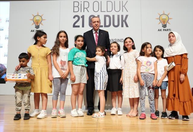 Cumhurbaşkanı Erdoğan'dan, vatandaşın merakla beklediği açıklama: Konutları yapmaya başlıyoruz