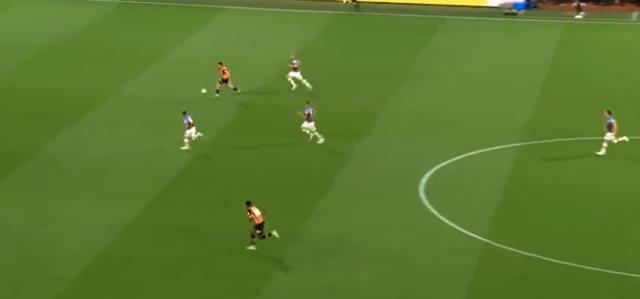 Gol kralı mı olacaksın Ozan! Metrelerce topu sürüp öyle bir şut çekti ki kaleci neye uğradığını şaşırdı Gol kralı mı olacaksın Ozan! Metrelerce topu sürüp öyle bir şut çekti ki kaleci neye uğradığını şaşırdı