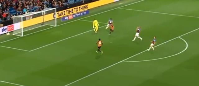 Gol kralı mı olacaksın Ozan! Metrelerce topu sürüp öyle bir şut çekti ki kaleci neye uğradığını şaşırdı Gol kralı mı olacaksın Ozan! Metrelerce topu sürüp öyle bir şut çekti ki kaleci neye uğradığını şaşırdı