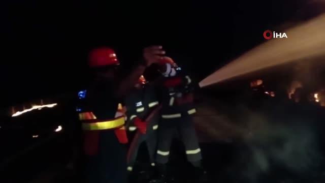 Pakistan'da tankerle otobüsün çarpıştığı korkunç kazada onlarca kişi öldü Pakistan'da tankerle otobüsün çarpıştığı korkunç kazada onlarca kişi öldü