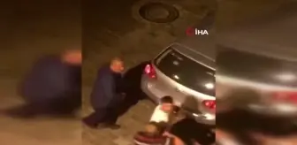 Ayakta durmakta güçlük çeken sarhoşların ilginç kavgası görüntülendi