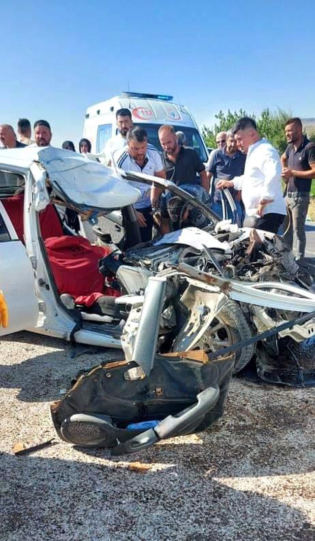 Otomobil ile kamyon çarpıştı: 3'ü ağır 4 yaralı Otomobil ile kamyon çarpıştı: 3'ü ağır 4 yaralı
