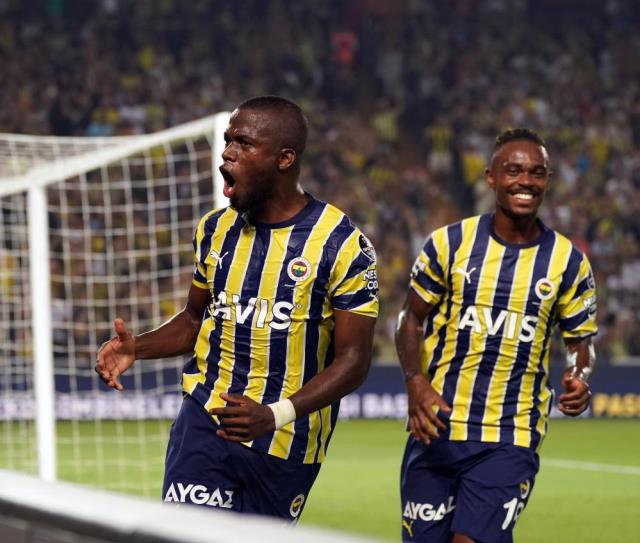 Kadıköy'de çılgın maç! Fenerbahçe, Adana Demirspor'u 4 golle geçerek liderlik koltuğuna oturdu Kadıköy'de çılgın maç! Fenerbahçe, Adana Demirspor'u 4 golle geçerek liderlik koltuğuna oturdu