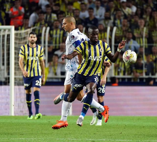 Kadıköy'de çılgın maç! Fenerbahçe, Adana Demirspor'u 4 golle geçerek liderlik koltuğuna oturdu Kadıköy'de çılgın maç! Fenerbahçe, Adana Demirspor'u 4 golle geçerek liderlik koltuğuna oturdu