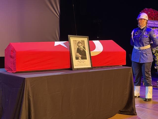 Hayatını kaybeden ünlü oyuncu Civan Canova için düzenlenen törende Nursel Köse ve Nesrin Cavadzade gözyaşlarına hakim olamadı