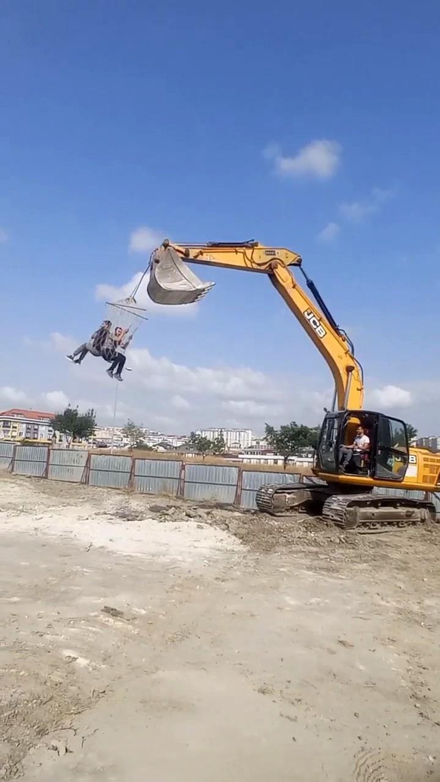 Kepçeyi salıncak yapan işçilerin tehlikeli eğlencesi! Kepçeyi salıncak yapan işçilerin tehlikeli eğlencesi!