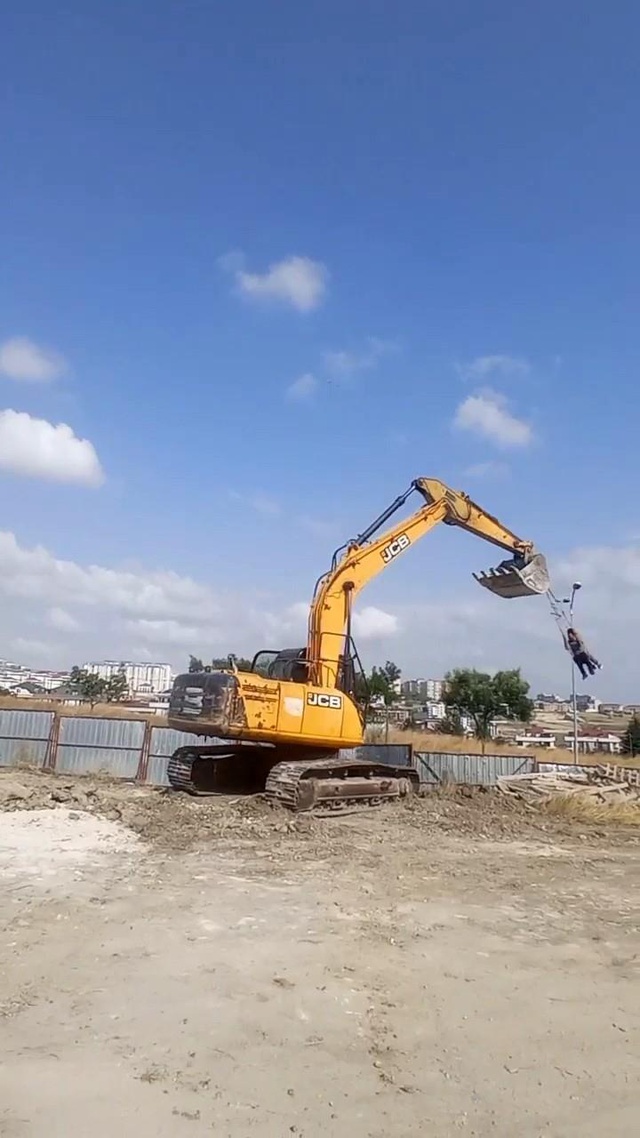 Kepçeyi salıncak yapan işçilerin tehlikeli eğlencesi! Kepçeyi salıncak yapan işçilerin tehlikeli eğlencesi!