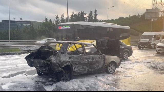 Minibüsle çarpışan otomobil alev topuna döndü! İstanbul trafiği kilitlendi Minibüsle çarpışan otomobil alev topuna döndü! İstanbul trafiği kilitlendi