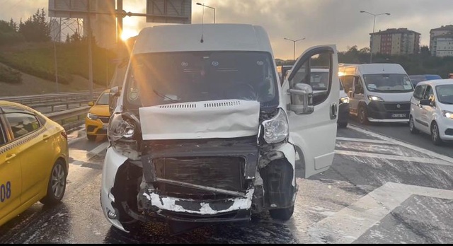 Minibüsle çarpışan otomobil alev topuna döndü! İstanbul trafiği kilitlendi Minibüsle çarpışan otomobil alev topuna döndü! İstanbul trafiği kilitlendi