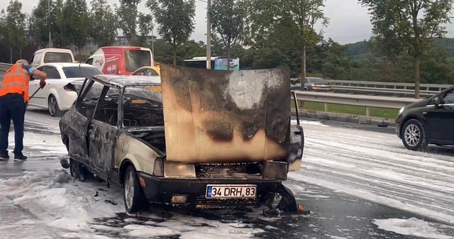 Minibüsle çarpışan otomobil alev topuna döndü! İstanbul trafiği kilitlendi Minibüsle çarpışan otomobil alev topuna döndü! İstanbul trafiği kilitlendi