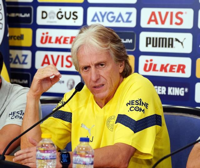 Jorge Jesus'tan Galatasaray ve Beşiktaşlıları ayağa kaldıran 'Küçük takım' göndermesi Jorge Jesus'tan Galatasaray ve Beşiktaşlıları ayağa kaldıran 'Küçük takım' göndermesi