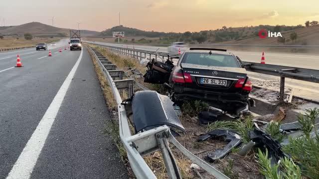 Otoyolda refüje çarpan lüks otomobil karı kocaya mezar oldu! İki çocuk ise yaralı kurtuldu Otoyolda refüje çarpan lüks otomobil karı kocaya mezar oldu! İki çocuk ise yaralı kurtuldu