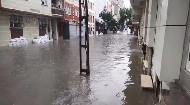 İstanbul alarma geçti! Etkisini iyiden iyiye artıran sağanak yağış saat 15.00'e kadar devam edecek