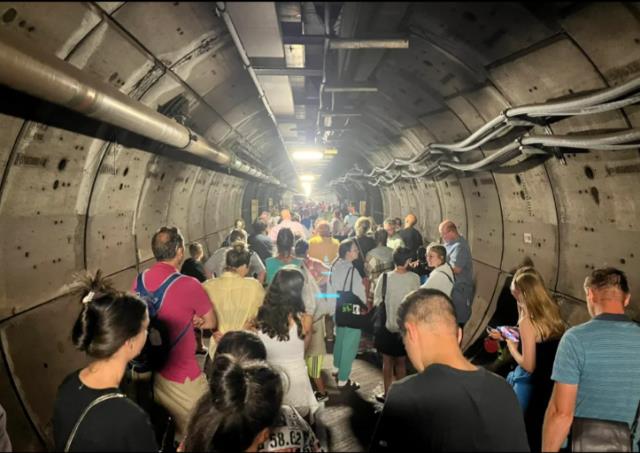 Korku filmi gibiydi! Yolcular Manş Tüneli'nde mahsur kaldı
