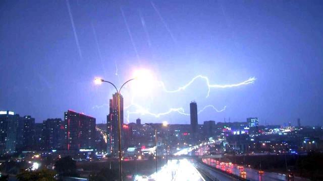 Sağanak yağış İstanbul'u vurdu! Uzmanlar sel ve su baskınlarına karşı uyardı