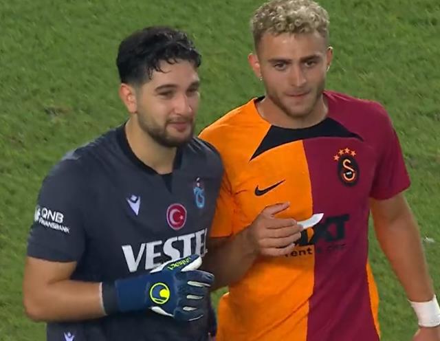 Dev maçtan sonra Galatasaraylı futbolcular, Trabzonspor'un genç kalecisinin yanına koştu Dev maçtan sonra Galatasaraylı futbolcular, Trabzonspor'un genç kalecisinin yanına koştu