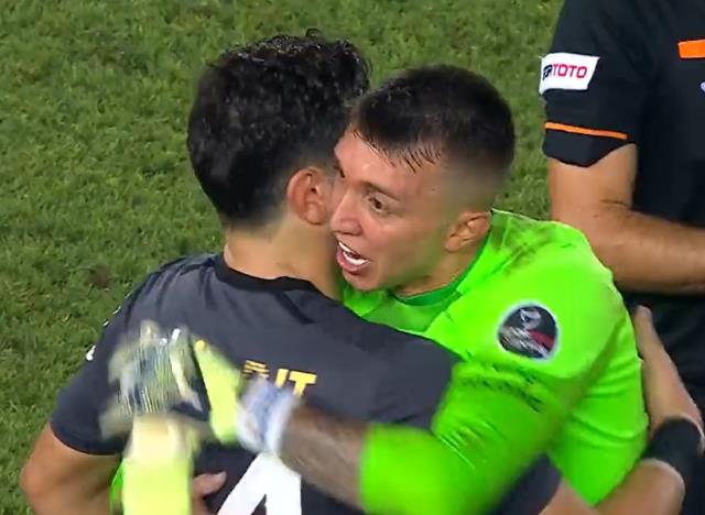 Dev maçtan sonra Galatasaraylı futbolcular, Trabzonspor'un genç kalecisinin yanına koştu Dev maçtan sonra Galatasaraylı futbolcular, Trabzonspor'un genç kalecisinin yanına koştu