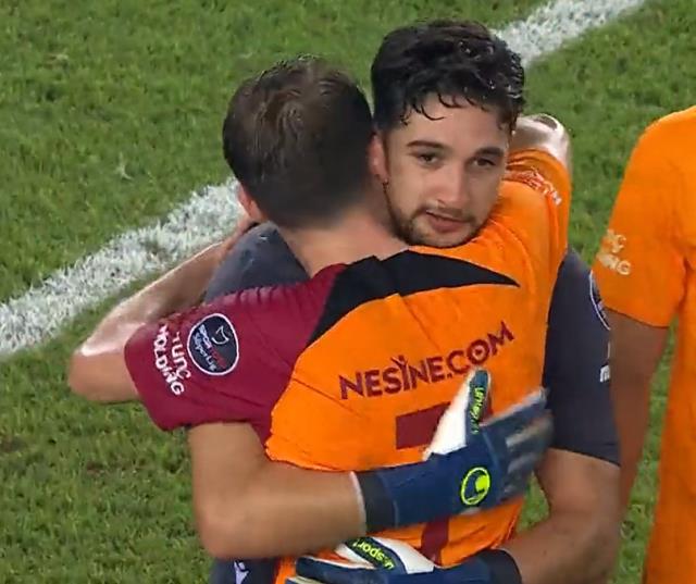 Dev maçtan sonra Galatasaraylı futbolcular, Trabzonspor'un genç kalecisinin yanına koştu Dev maçtan sonra Galatasaraylı futbolcular, Trabzonspor'un genç kalecisinin yanına koştu