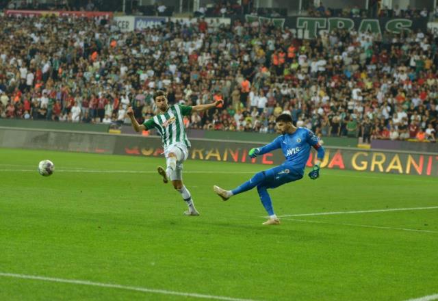 Kırmızı kartların damga vurduğu maçta Fenerbahçe, Konyaspor'a 1-0 mağlup oldu Kırmızı kartların damga vurduğu maçta Fenerbahçe, Konyaspor'a 1-0 mağlup oldu