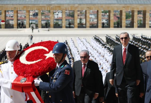 Cumhurbaşkanı Erdoğan önderliğindeki devlet erkanı Anıtkabir'de Cumhurbaşkanı Erdoğan önderliğindeki devlet erkanı Anıtkabir'de