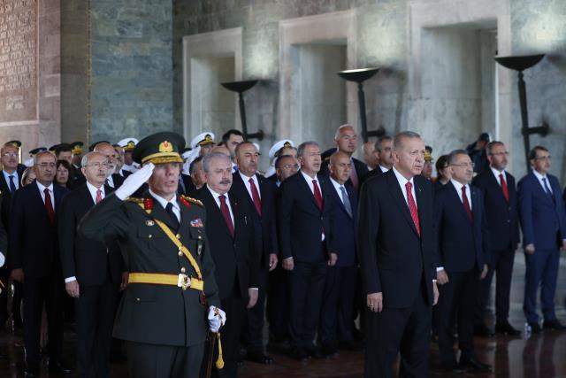 Cumhurbaşkanı Erdoğan önderliğindeki devlet erkanı Anıtkabir'de Cumhurbaşkanı Erdoğan önderliğindeki devlet erkanı Anıtkabir'de