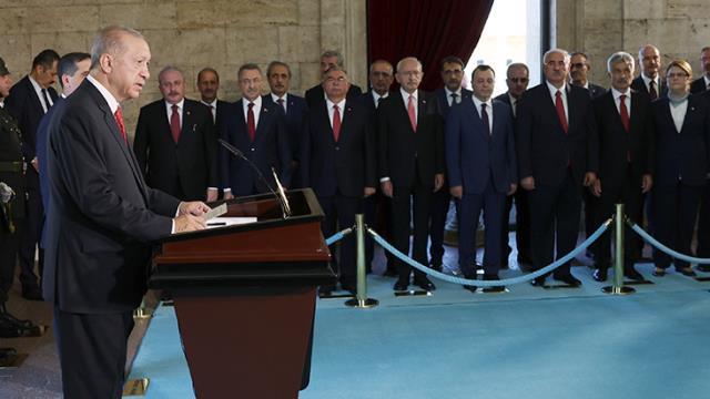 Cumhurbaşkanı Erdoğan önderliğindeki devlet erkanı Anıtkabir'de Cumhurbaşkanı Erdoğan önderliğindeki devlet erkanı Anıtkabir'de