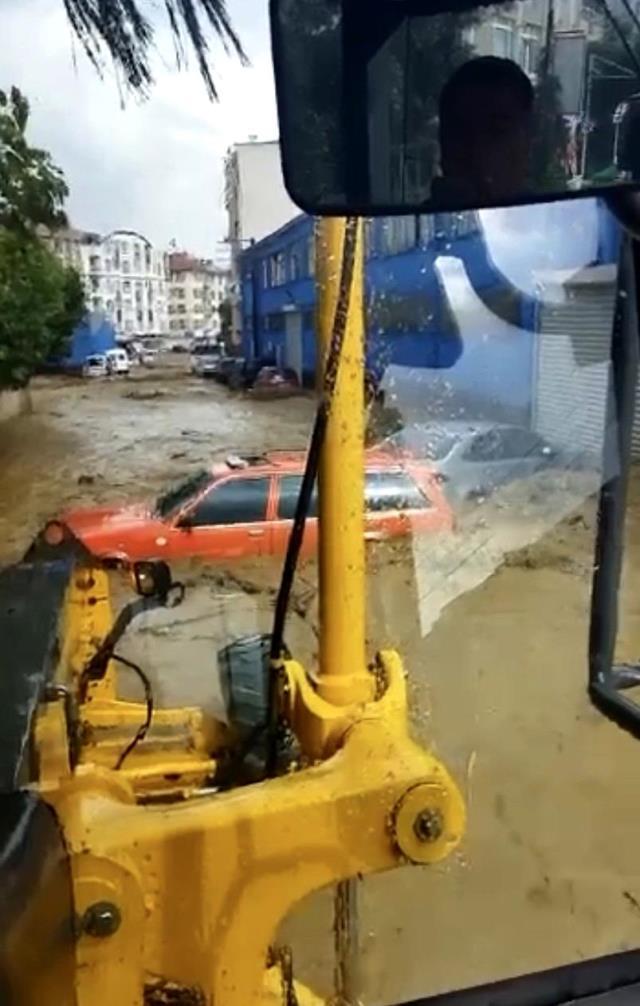 Bursa'da sağanak yağış hayatı felç etti! Mudanya'da karayla deniz birleşti, otomobiller sürüklendi