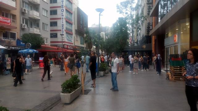 Kuşadası 2 kere sallandı! Vatandaş sokağa döküldü