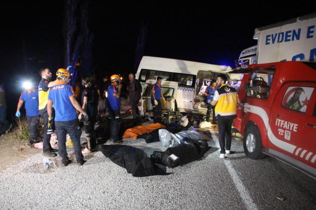 Düğünden dönenleri taşıyan minibüs, kamyonla çarpıştı: 8 ölü, 9 yaralı Düğünden dönenleri taşıyan minibüs, kamyonla çarpıştı: 8 ölü, 9 yaralı