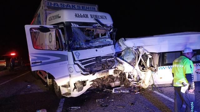 Düğünden dönenleri taşıyan minibüs, kamyonla çarpıştı: 8 ölü, 9 yaralı Düğünden dönenleri taşıyan minibüs, kamyonla çarpıştı: 8 ölü, 9 yaralı