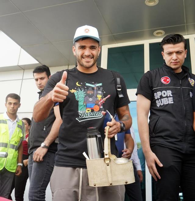 Maxi Gomez, Trabzonspor için İstanbul'da! Ahmet Ağaoğlu'na havalimanında Fenerbahçe soruldu Maxi Gomez, Trabzonspor için İstanbul'da! Ahmet Ağaoğlu'na havalimanında Fenerbahçe soruldu