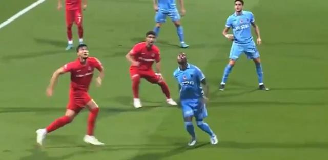 Bu sefer 'Oyna, devam' dedi! Hakem Arda Kardeşler'e tepkiler çığ gibi Bu sefer 'Oyna, devam' dedi! Hakem Arda Kardeşler'e tepkiler çığ gibi