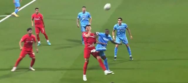 Bu sefer 'Oyna, devam' dedi! Hakem Arda Kardeşler'e tepkiler çığ gibi Bu sefer 'Oyna, devam' dedi! Hakem Arda Kardeşler'e tepkiler çığ gibi