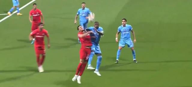 Bu sefer 'Oyna, devam' dedi! Hakem Arda Kardeşler'e tepkiler çığ gibi Bu sefer 'Oyna, devam' dedi! Hakem Arda Kardeşler'e tepkiler çığ gibi
