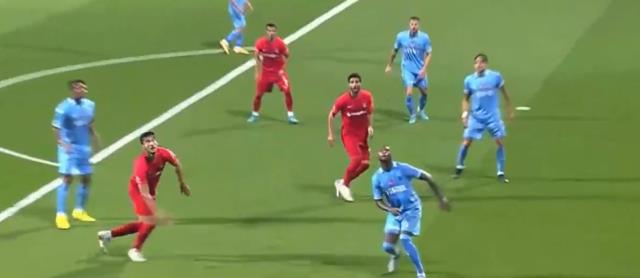 Bu sefer 'Oyna, devam' dedi! Hakem Arda Kardeşler'e tepkiler çığ gibi Bu sefer 'Oyna, devam' dedi! Hakem Arda Kardeşler'e tepkiler çığ gibi