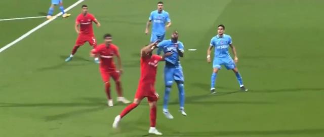 Bu sefer 'Oyna, devam' dedi! Hakem Arda Kardeşler'e tepkiler çığ gibi Bu sefer 'Oyna, devam' dedi! Hakem Arda Kardeşler'e tepkiler çığ gibi