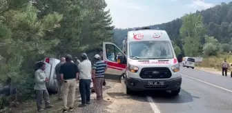 Kütahya'da ağaçlara çarpan otomobildeki 6 kişi yaralandı