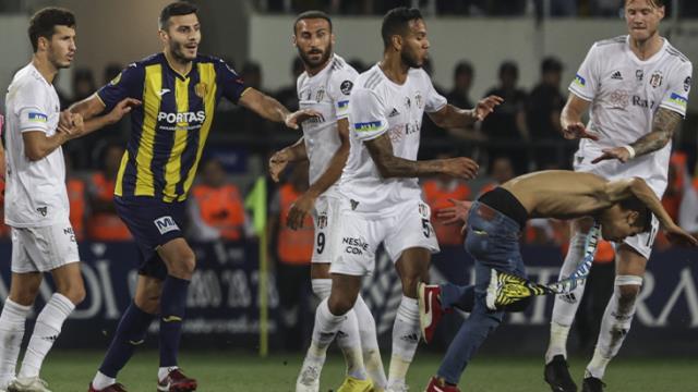 Ankara'da maç sonu sahaya giren taraftar, Beşiktaşlı futbolcuya uçan tekme attı Ankara'da maç sonu sahaya giren taraftar, Beşiktaşlı futbolcuya uçan tekme attı