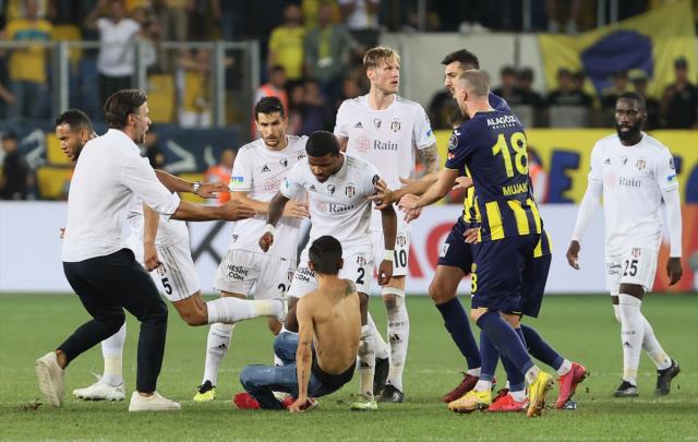 Maç sonunda saha karıştı, Ankaragücülü futbolcu Beşiktaşlı yıldıza uçan tekme atan taraftarı savundu